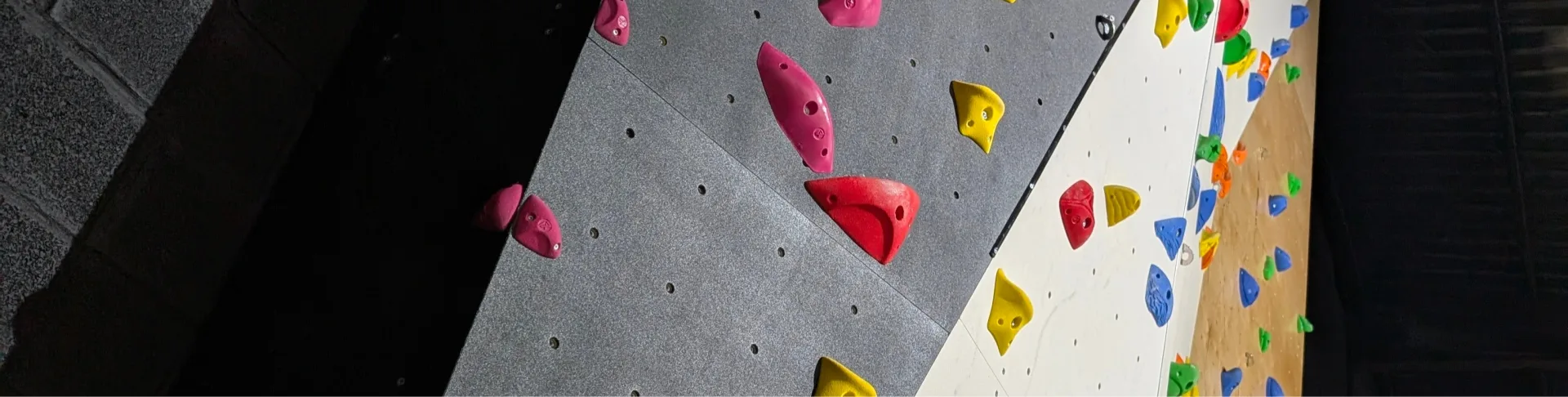 Presas de escalada en pared con autoasegurador